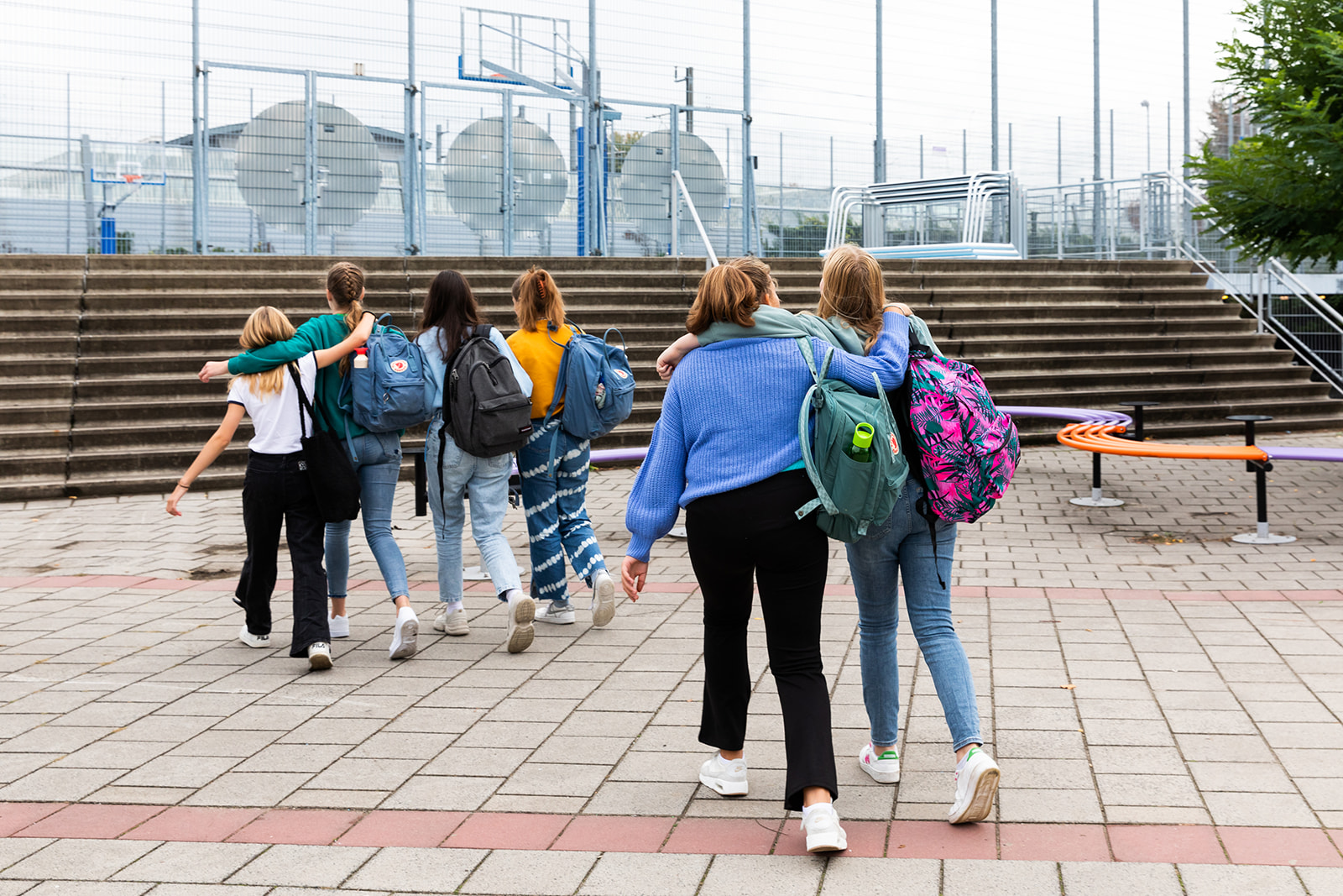 Leerlingen van College de Heemlanden voor de school lopen naar de ingang in Houten