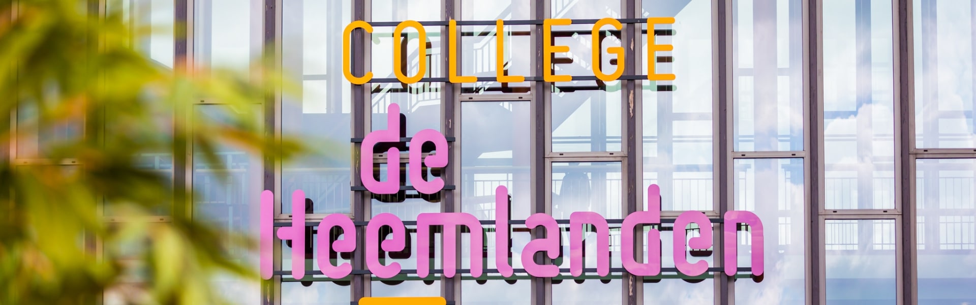 Gebouw met logo van College de Heemlanden