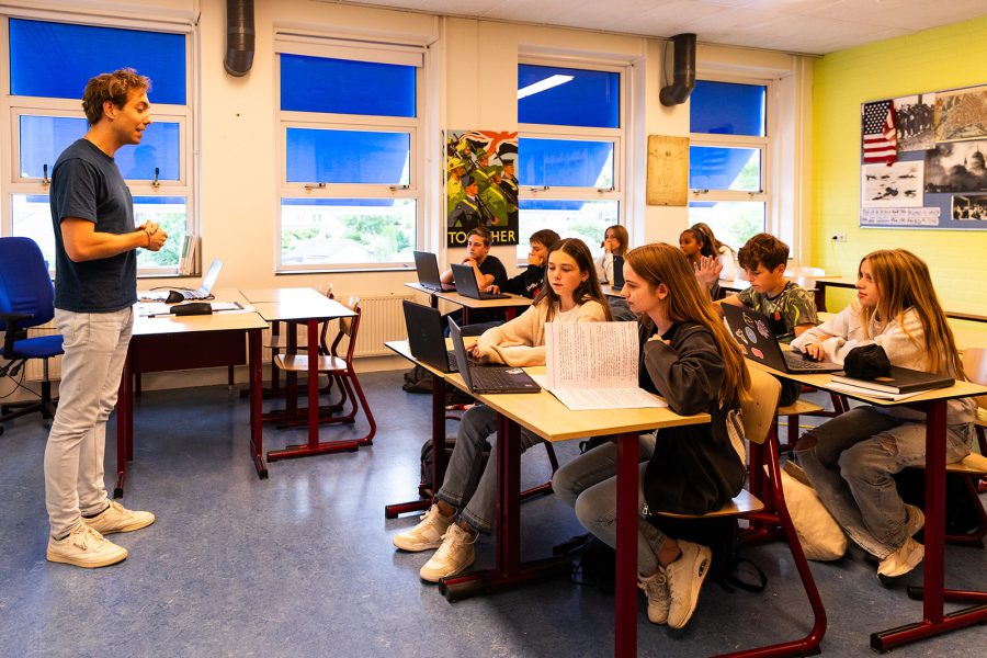 Docent voor de klas, geeft uitleg in de klas, over Heemlanden
