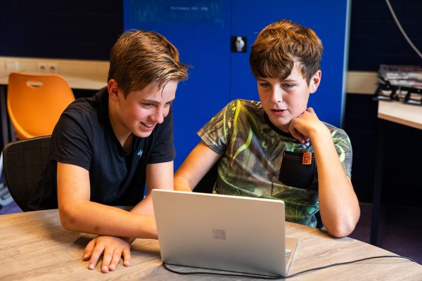 College de Heemlanden samenwerken op een laptop
