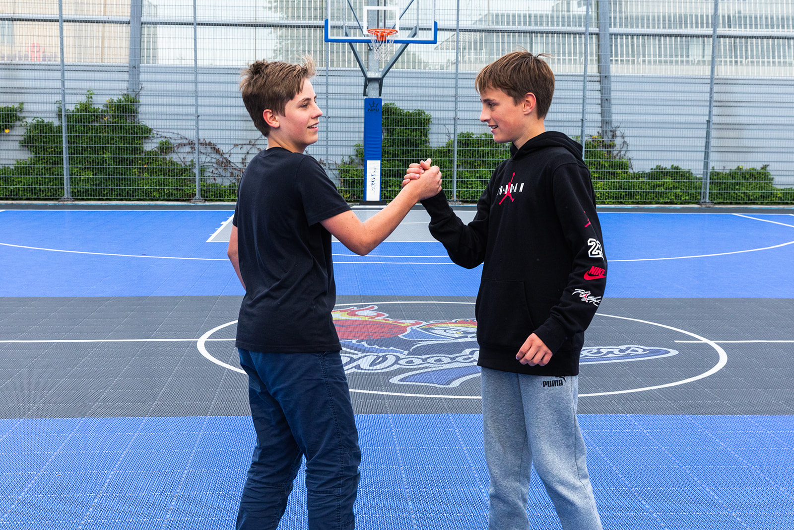 High five van twee jongens tijdens een sportles College de Heemlanden