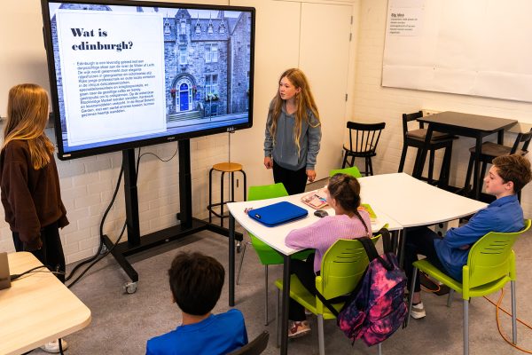 leerlingen presenteren onderwijs 10-14