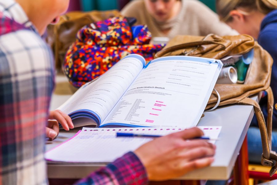 atheneum-plus bij College de Heemlanden voor nog meer uitdaging Verrijkt en Versneld vwo Meisje leert uit een schoolboek