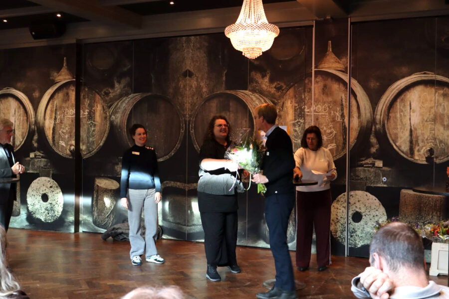 2 collega's van de Heemlanden nemen het BPS certificaat in ontvangst tijdens de officiële ceremonie.